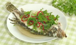 清蒸鱼做法视频,简单美味，一招掌握的烹饪秘诀